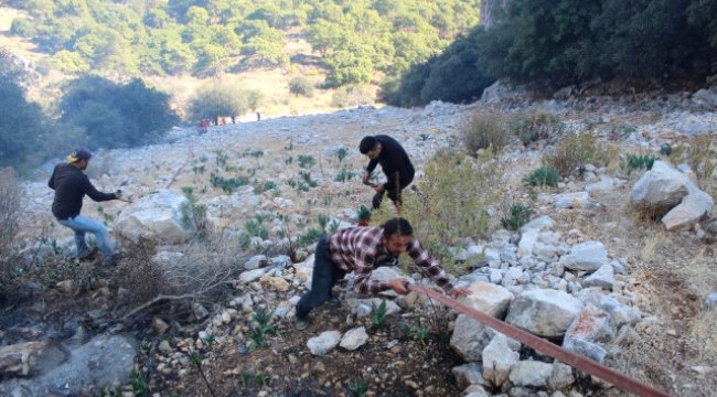 Antalya'da Sarp Arazide Çıkan Yangında Hortum Taşıma Seferberliği