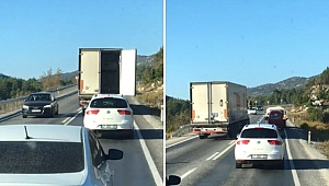 Dorse Kapağı Açılan Kamyon Trafiği Birbirine Kattı