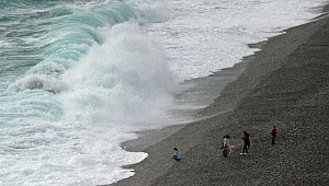 Sahilde Dev Dalgaların Görsel Şöleni