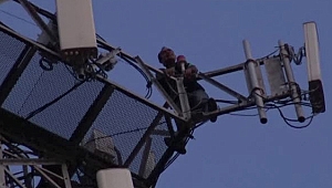 Sevgilisinden Ayrıldığı İçin İntihara Kalkışan Genç Adam, Gözyaşları İle Aşağı İndi