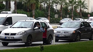 Trafik Işıklarında Kadın ve Çocukları Dilendirdiler