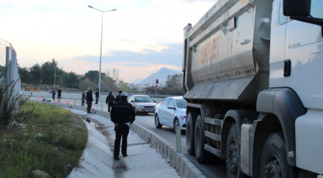 Kum Yüklü Kamyonun Altında Can Verdi