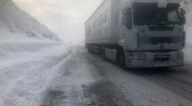 Antalya'da Buzlanma Sürücülere Zor Anlar Yaşattı