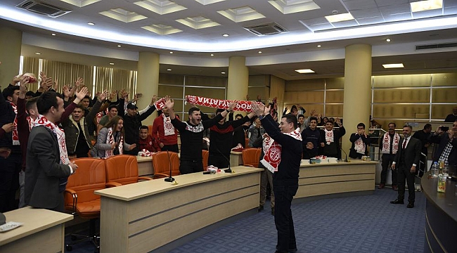 Başkan Tütüncüden Antalyaspor'lu Öğrencilere Destek