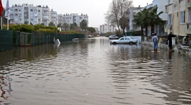 Antalya'da Okullara Fırtına Tatili