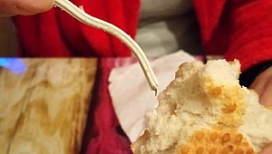 Marketten Aldığı Ekmekten 10 Santimlik Kablo Çıktı