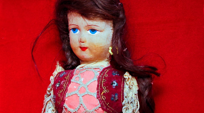 Soykırım'da Hayatını Kaybeden Kızın saçları Oyuncak bebekle Hayat Buldu