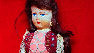 Soykırım'da Hayatını Kaybeden Kızın saçları Oyuncak bebekle Hayat Buldu