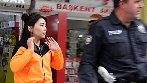 Yürürken Hem Arkadaşından Hem Çantasından Oldu