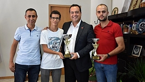 Akhisarlı motosikletçiler kupa sevincini Başkanla kutladı