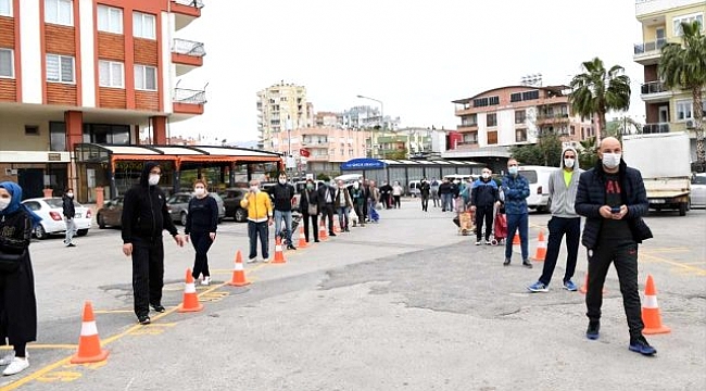 Antalya'da Kurulan semt pazarlarında sosyal mesafeli alışveriş