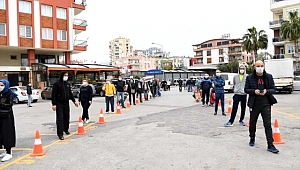 Antalya'da Kurulan semt pazarlarında sosyal mesafeli alışveriş