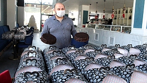 Hastaneler İçin Kolilerce Pasta Hediye Etti!