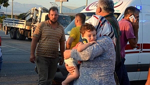 Serik'te otomobille kamyonet çarpıştı: 3 kişi yaralı