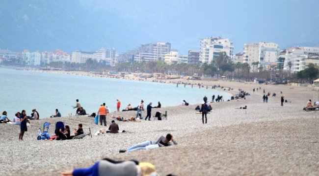 Antalya'da Sahillerde Ciddi Yoğunluk!