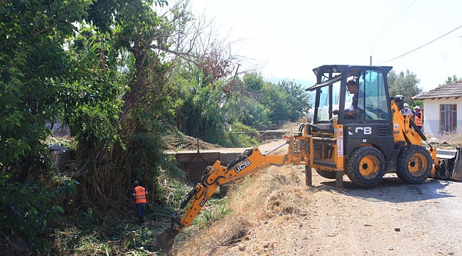 Antalya Büyükşehir Belediyesi Kumluca'da Kanal Temizliği Yapıyor