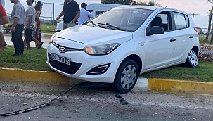 Çim kesen belediye çalışanlarına otomobil çarptı: 2 yaralı