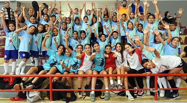 Kepez Belediyesi Kadın Hentbol Takımı Namağlup Şampiyon: 1. Lig Play-off'a Yükseldi