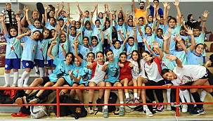 Kepez Belediyesi Kadın Hentbol Takımı Namağlup Şampiyon: 1. Lig Play-off'a Yükseldi