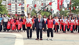Başkan Böcek, 19 Mayıs'ta Atatürk Anıtı'na Çelenk Sundu