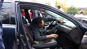 Antalya'da Araç Bariyerlere Saplandı