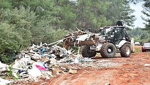 Antalya'da Ormana Kaçak Dökülen Çöpler Temizlendi