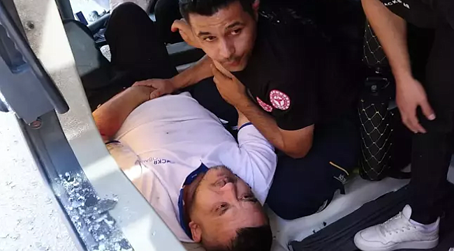 Antalya'da Servis Aracı Palmiye Ağacına Çarptı: 1 yaralı