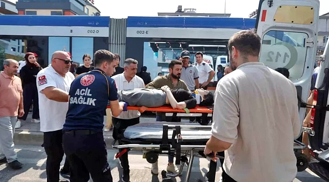 Antalya'da Tramvay Genç Kıza Çarptı: Hafif Yaralandı