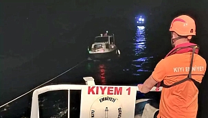 Çanakkale Boğazı'nda Arızalanan Tekne Kurtarıldı