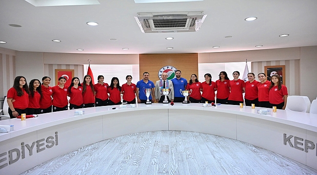 Kepez'in Hentbol Yıldızları Başkan Kocagöz'le Buluştu