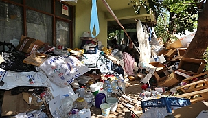 Kepez'de çöp ev temizlendi: 2 kamyon atık çıkarıldı