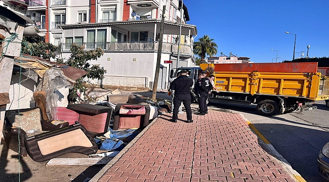 Kepez'de 2 Kamyon Çöp Temizliği Yapıldı