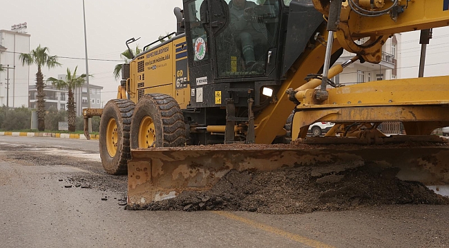 Kepez'de Yağmur Mesaisi: Yollar 7/24 Güvence Altında! 