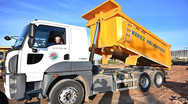 Kocagöz İşçi Kıyafeti Giydi, Sahada Mesai Yaptı