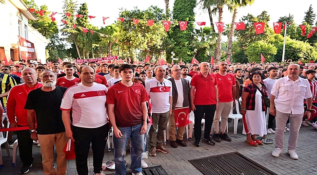Dokumapark'ta dev ekran coşkusu: Binlerce kişi buluştu